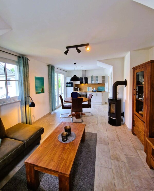 Fernseher, Kamin, DVD-Player, Stereoanlage