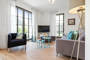 Unclassified image, 2 of 23, button