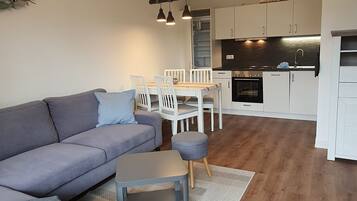 Een televisie en een stereo