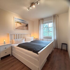 2 bedrooms, WiFi - Störtebeker Strasse 14 Whg. 2 "Kiek mal Kiek" - Cozy vacation apartment ideal (Zingst)