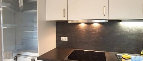 Frigorifero, microonde, forno, piano cottura