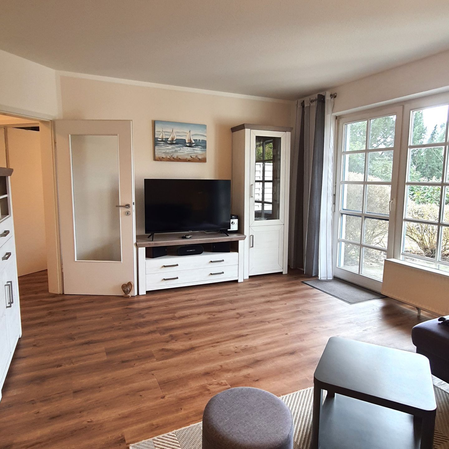 Een televisie en een stereo