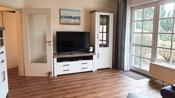 Een televisie en een stereo