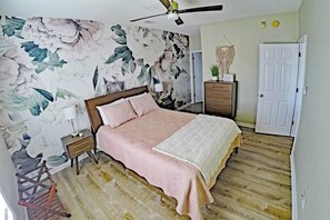 Escritorio, tabla de planchar con plancha, wifi gratis y ropa de cama