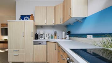 Een koelkast, een magnetron, een oven, een kookplaat