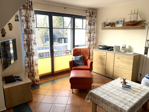 Fernseher, DVD-Player, Stereoanlage