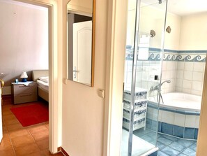 Unclassified image, 4 of 23, button - Neue Reihe 43 "Villa Regulus" OG Whg. 3 - Cozy vacation apartment in the heart of (Zingst)