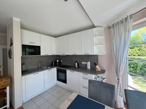 Frigorifero, microonde, forno, piano cottura