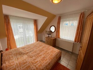2 makuuhuonetta, silitysrauta/-lauta