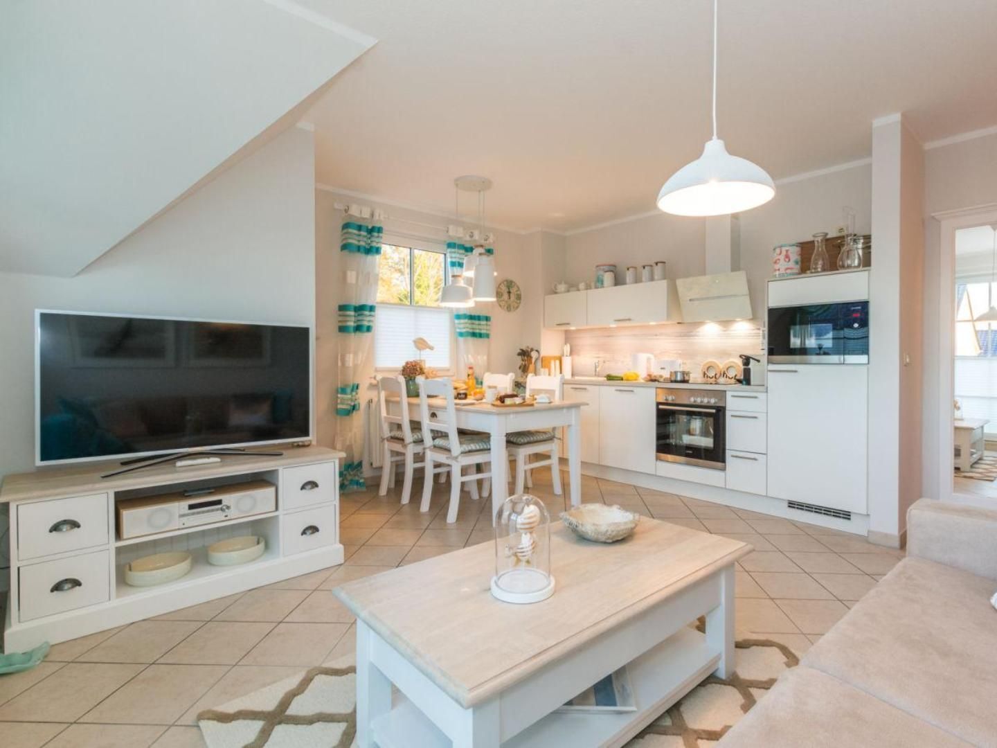 Télévision, lecteur de DVD, chaîne hi-fi