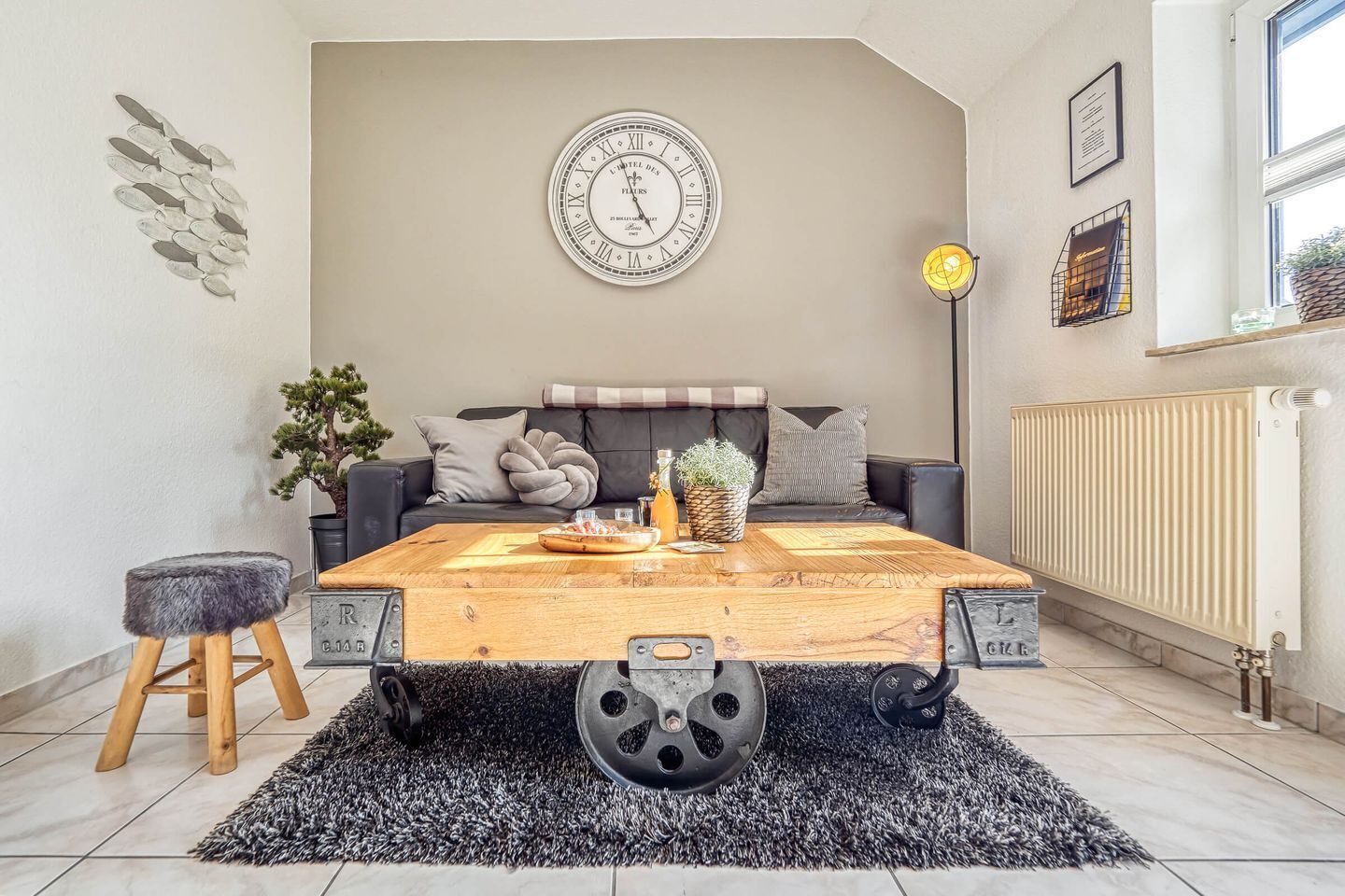 Una televisión, un reproductor estéreo