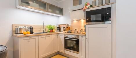 Kühlschrank, Mikrowelle, Ofen, Herdplatte