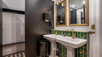 Regadera, amenidades de baño gratuitas, toallas