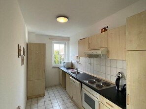 Mikrowelle, Ofen, Geschirrspüler, Wasserkocher mit Kaffee-/Teezubehör