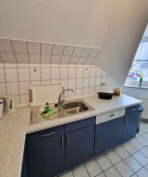 A kitchen with a sink, cabinets, and a window. - Strandstrasse 51 Whg. 16 - Modern and cozy vacation apartment (Zingst)