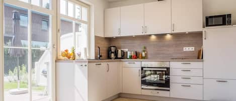 Réfrigérateur, un four, surface de cuisson, lave-vaisselle