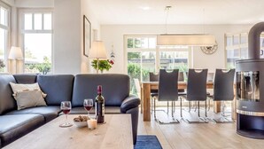 Un soggiorno moderno con un divano, un tavolino da caffè e una zona pranzo.