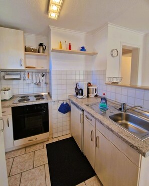 Kühlschrank, Ofen, Herdplatte, Wasserkocher mit Kaffee-/Teezubehör