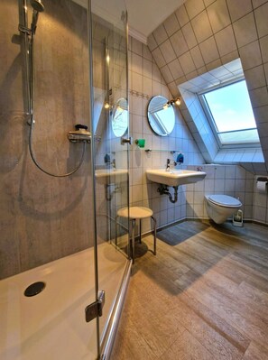 Shower - Birkenstrasse 17a "OG" - Beautiful half-timbered house with 2 apartments (Zingst)
