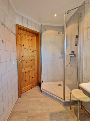 Shower - Birkenstrasse 17a "OG" - Beautiful half-timbered house with 2 apartments (Zingst)