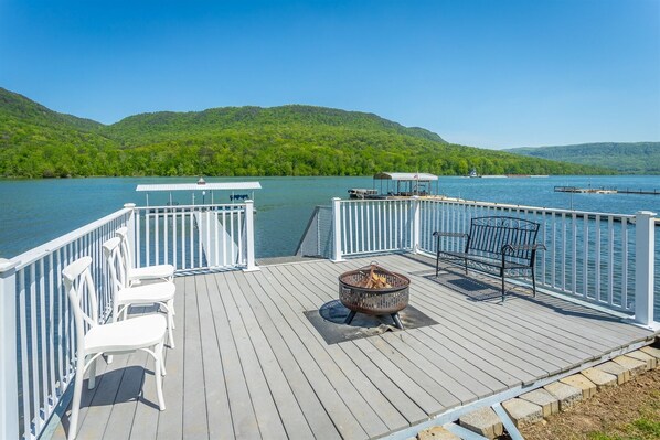 Terrace/patio - The Riverhouse | On The Water | Large Deck Space! | 3 Bed, 2 Bath (Chattanooga)