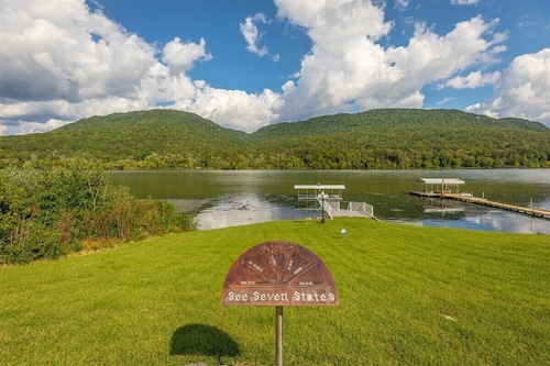 The Riverhouse | On The Water | Large Deck Space!