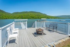 Terrace/patio - The Riverhouse | On The Water | Large Deck Space! (Chattanooga)