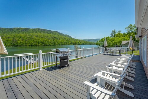 The Riverhouse | On The Water | Large Deck Space!