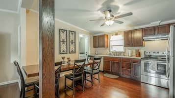 雪櫃、微波爐、焗爐、爐具