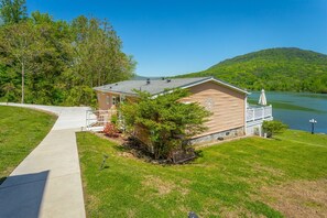 Property grounds - The Riverhouse | On The Water | Large Deck Space! | 3 Bed, 2 Bath (Chattanooga)