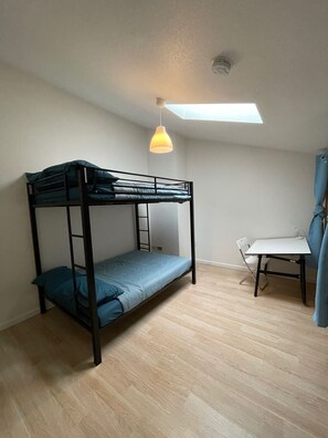 2 多间卧室、办公桌、熨斗/熨衣板、WiFi