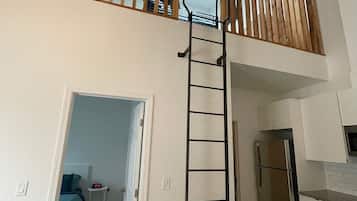 2 bedrooms, desk, iron/ironing board, WiFi