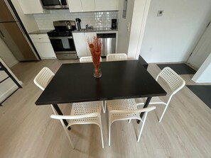Dining - Loft 654A two blocks from Bart and Amtrak (Richmond)