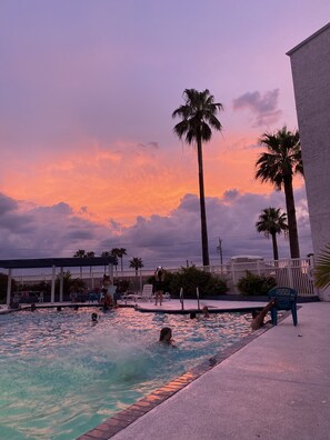 Outdoor pool, a heated pool - Just Beachy (Corpus Christi)