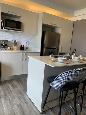 Mikrobølgeovn, kaffetrakter/tekoker og kjøkkenutstyr