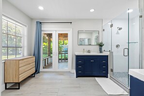 Combined shower/tub, hair dryer, towels, soap - Tropical Waterfront Home - Pet Friendly & Heated Pool (Fort Lauderdale)