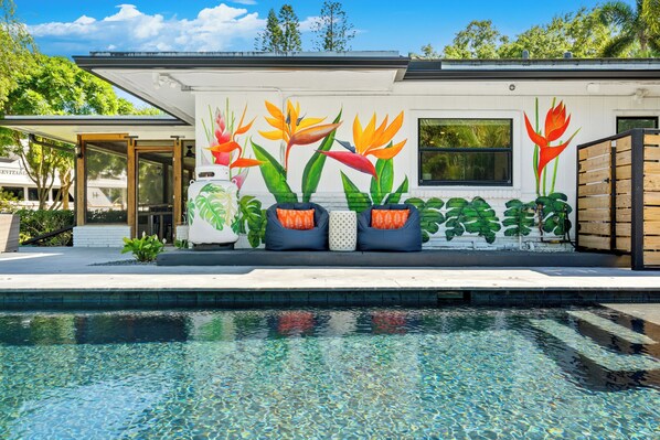 Outdoor pool, a heated pool - Tropical Waterfront Home - Pet Friendly & Heated Pool (Fort Lauderdale)