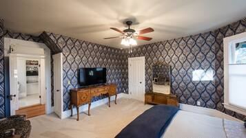 3 bedrooms, in-room safe, desk, iron/ironing board