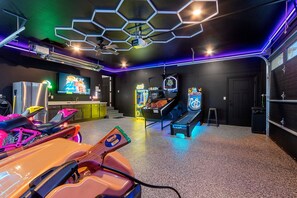 Games room - 6-Bed Arcade Home with Hot Tub (Green Bay)