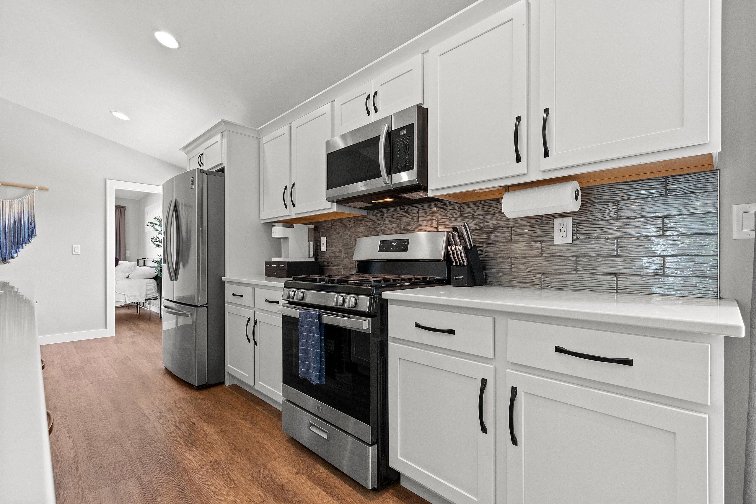 Refrigerador, microondas, horno y parrilla de estufa 