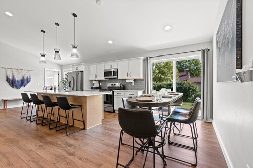 6-Bed Arcade Home with Hot Tub