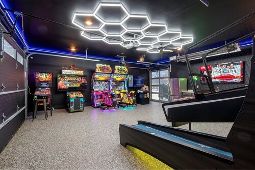 6-Bed Arcade Home with Hot Tub