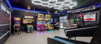 6-Bed Arcade Home with Hot Tub