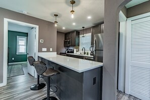 Fridge, microwave, oven, stovetop - Adorable 1-bedroom home w/ Full Kitchen & Parking - Sleeps 4 (Orlando)