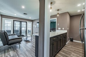 Interior - Adorable 1-bedroom home w/ Full Kitchen & Parking - Sleeps 4 (Orlando)