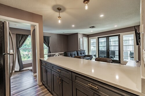 Adorable 1-bedroom home w/ Full Kitchen & Parking - Sleeps 4