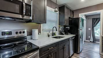 Geladeira, micro-ondas, fogão, cooktop