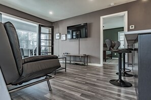 1 bedroom, in-room safe, desk, iron/ironing board - Adorable 1-bedroom home w/ Full Kitchen & Parking - Sleeps 4 (Orlando)