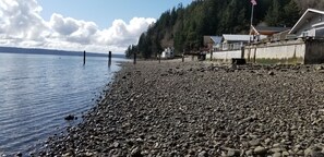 På stranden, solsenger og strandhåndklær