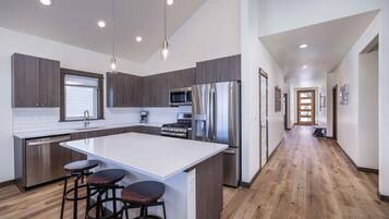 Een koelkast, een magnetron, een oven, een kookplaat